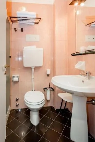 מלון Rhi Porta Bologna 4*